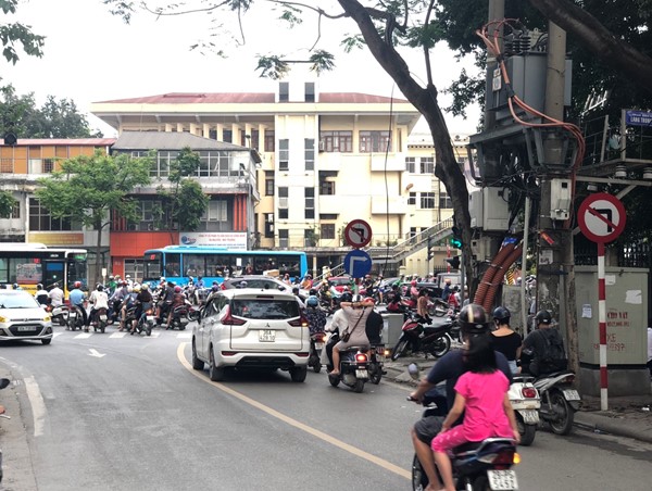 [Điểm nóng giao thông] Biển cấm có như không tại nút giao Chùa Láng – Nguyễn Chí Thanh