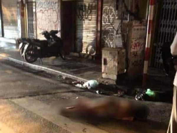 Đoàn xe máy chạy tốc độ cao tông trúng cô gái trẻ trên phố Hàng Bạc