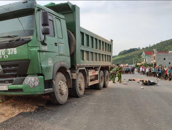 Bắc Giang: Xe máy đấu đầu xe thi công đường khiến ít nhất 1 người chết