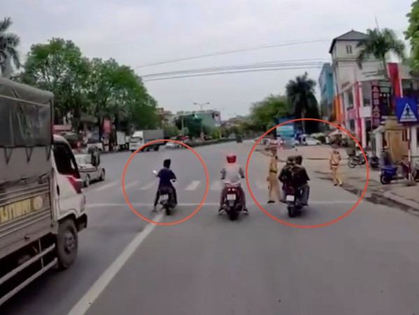 CSGT dừng xe hai người đội mũ bảo hiểm, bỏ qua người “đầu trần” ngay bên cạnh