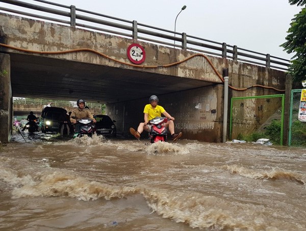 Vì sao đường gom, hầm chui Đại lộ Thăng Long thường xuyên ngập úng?