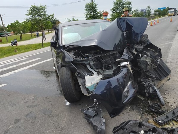 Hà Tĩnh: Tông vào dải phân cách, ô tô nát đầu, 4 người bị thương nặng