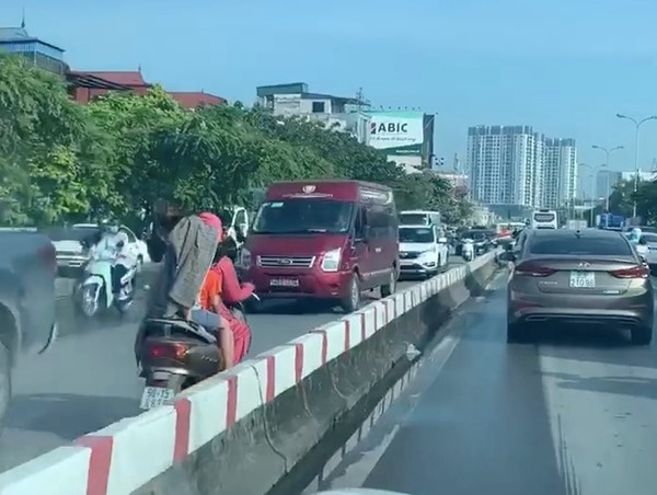 “Ninja Lead” chở 2 con nhỏ đi ngược chiều như chỗ không người