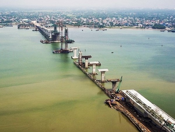 Cận cảnh công trường cầu Cửa Hội nối Nghệ An – Hà Tĩnh