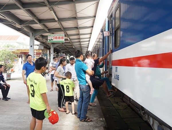 Hành khách đi tàu trong dịp hè được giảm 40% giá vé
