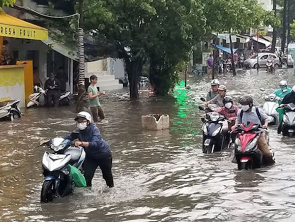 TP Hồ Chí Minh: Mưa xối xả, nhiều tuyến đường ngập trong biển nước