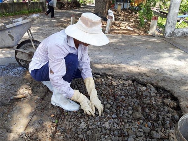 Chuyện về anh Khải tự nguyện vá đường ở Bạc Liêu
