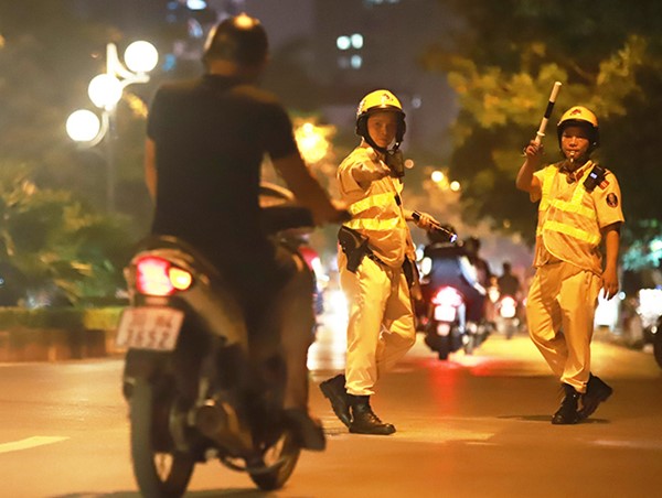 Quận Cầu Giấy: Tổ công tác đặc biệt 140 xử lý hơn trăm vi phạm trong tuần đầu ra quân