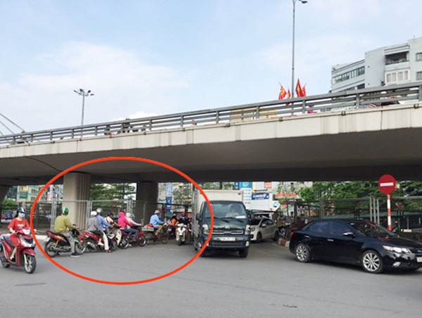 [Điểm nóng giao thông] Biển cấm có như không tại gầm cầu vượt Ngã Tư Sở