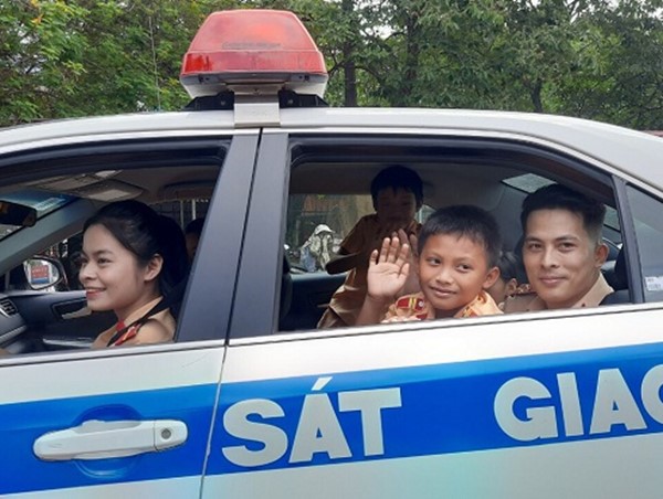 Những em bé người Dao và ước mơ làm CSGT