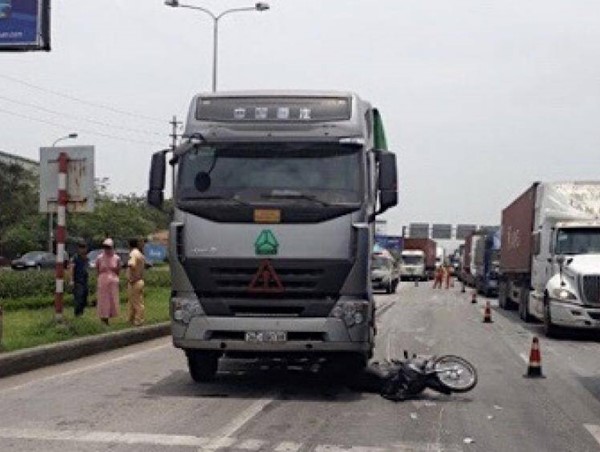 Hải Dương: Xe container va chạm mô tô, một người tử vong tại chỗ