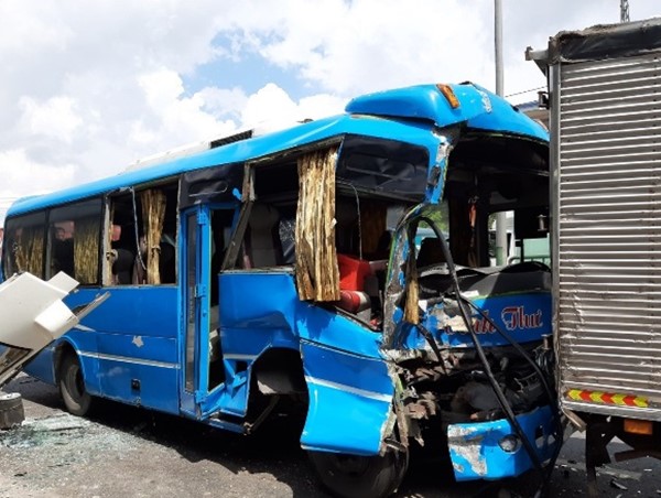 TP Hồ Chí Minh: Xe khách đâm liên hoàn, 30 người kêu cứu thảm thiết