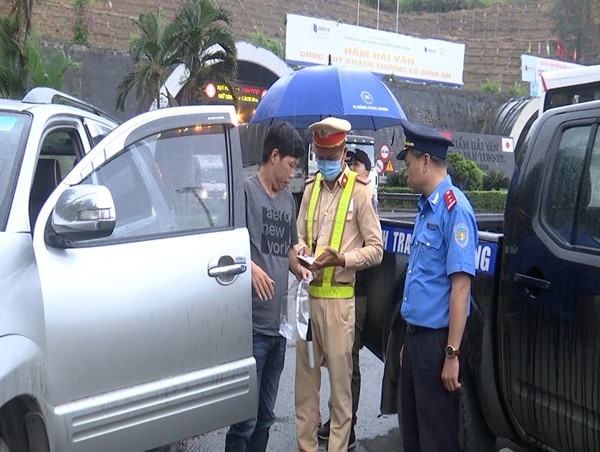 Xe trá hình “đại náo” miền Trung