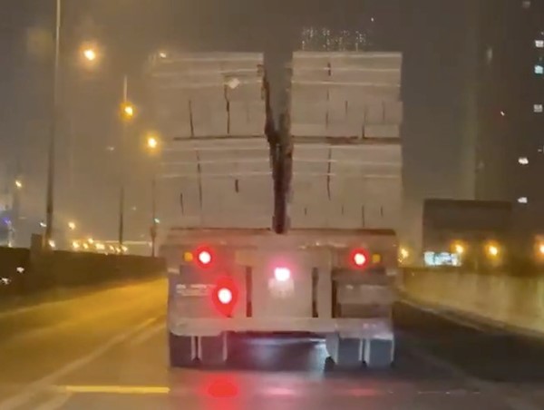 Hà Nội: Xe container chở gạch như “làm xiếc” trên đường