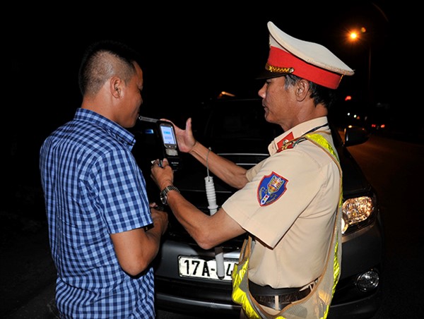 Nghệ An: Uống chén rượu mừng, lái xe bị tước GPLX gần 1 năm