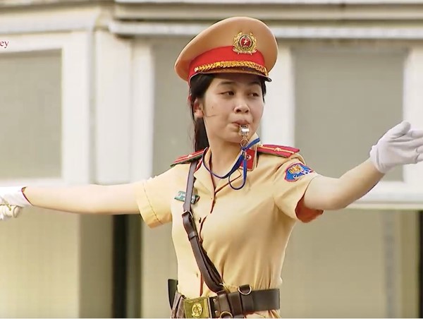 Hà Nội: CSGT căng mình làm việc dưới cái nắng như đổ lửa