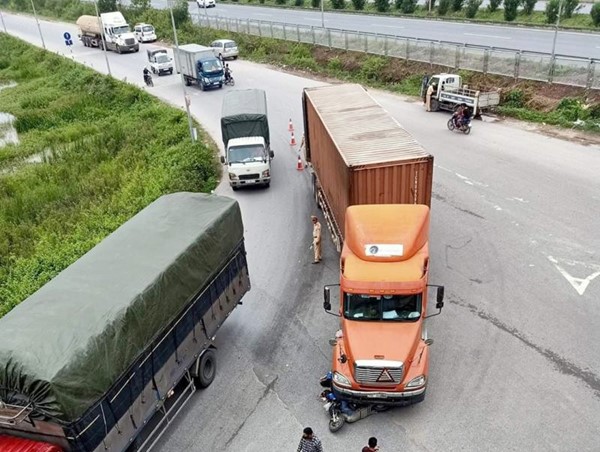 Bắc Giang: Va chạm với xe container, 2 nữ công nhân tử vong