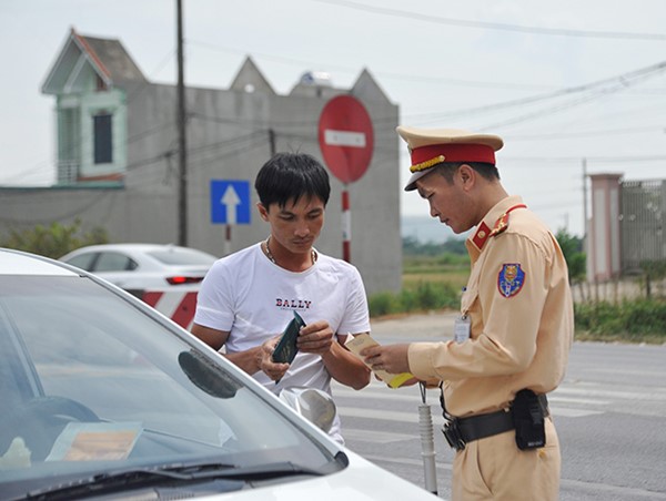 CSGT đội nắng thực hiện kiểm soát phương tiện đường bộ