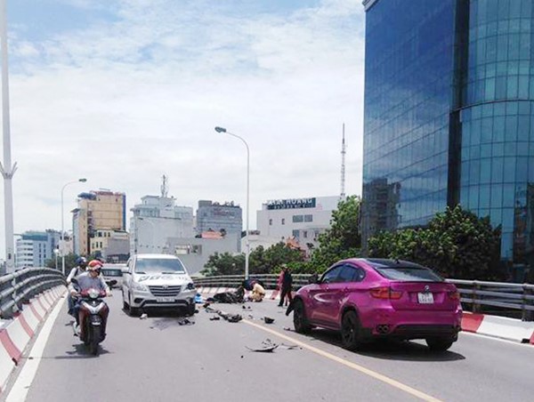 Xe máy vượt ẩu, đấu đầu ô tô trên cầu vượt Trần Khát Chân