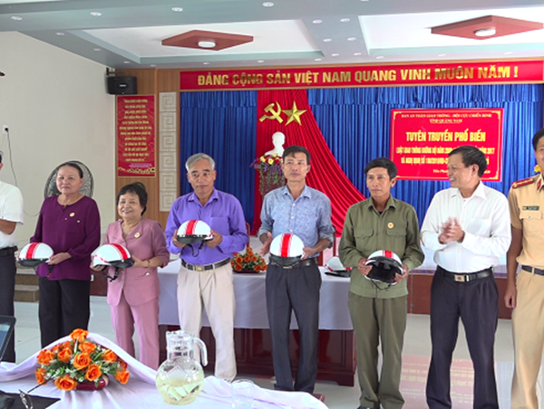 Quảng Nam: CSGT tuyên truyền về ATGT cho cán bộ cựu chiến binh