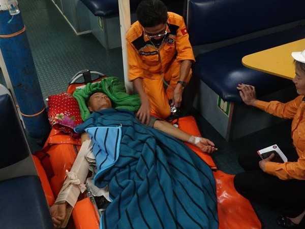 Vượt sóng cứu sống một thuyền viên bất tỉnh trên biển