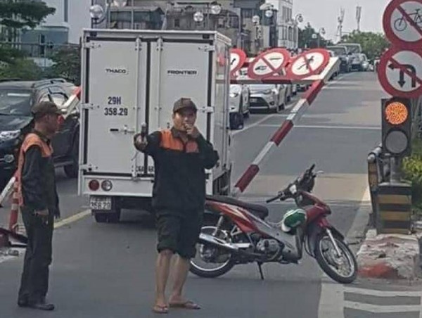 Thanh chắn hạn chế chiều cao cầu vượt Tây Sơn - Chùa Bộc lại bị húc đổ