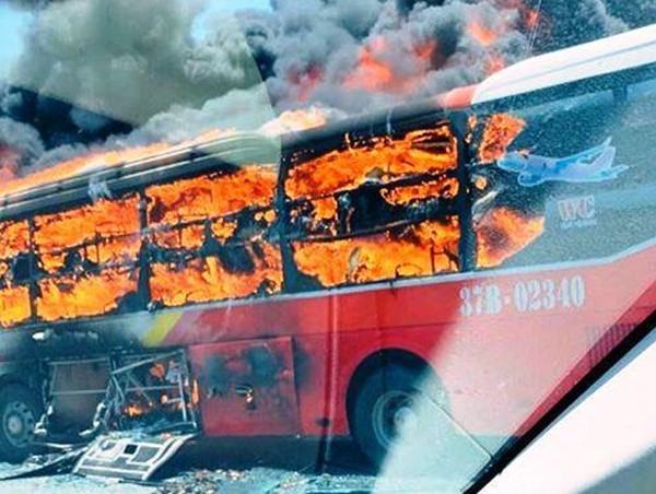 Xe khách bốc cháy dữ dội trên QL1A, gần 20 người thoát chết