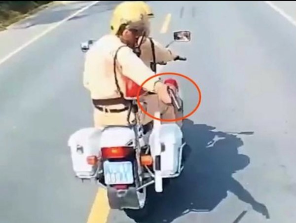 Ra lệnh dừng xe nhiều lần nhưng xe tải không chấp hành, CSGT buộc phải rút súng