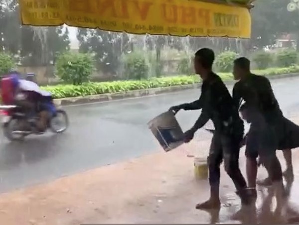 Phẫn nộ với hành động tạt nước vào người đi đường làm trò vui của nhóm thanh niên