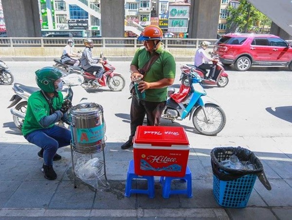 Mát lòng với những bình trà đá, nước lạnh miễn phí giữa nắng hè