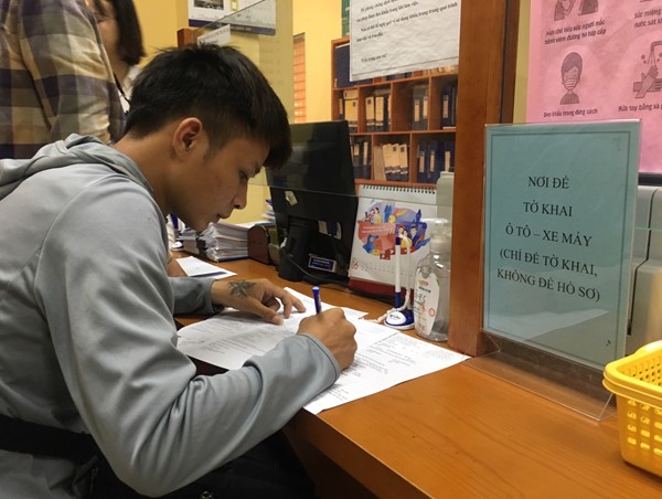 Hà Nội: Ghi nhận ngày đầu tiên thuế trước bạ ô tô giảm một nửa