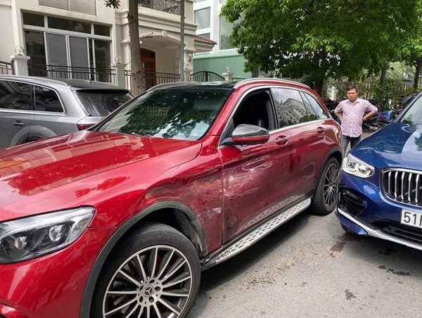 Vụ xe BMW va chạm với Mercedes tại TP Hồ Chí Minh: Tại anh - tại ả