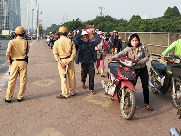 Dắt xe máy qua chốt cảnh sát giao thông kiểm tra có vi phạm Luật Giao thông đường bộ