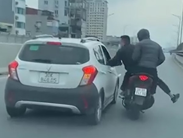 Xe máy chạy vào cao tốc: Cần những chế tài phạt nặng