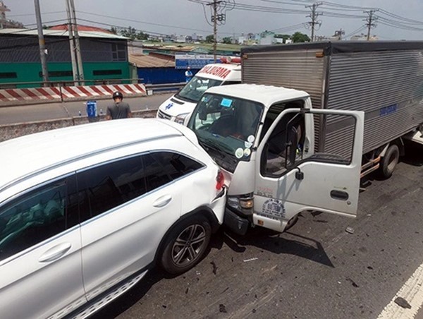 Kinh nghiệm vượt xe an toàn trên đường cao tốc, tránh tai nạn dồn toa