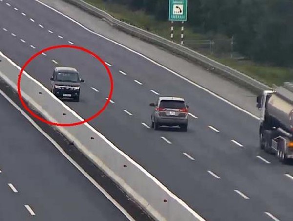 Những điều cần làm khi gặp xe lao ngược chiều trên cao tốc