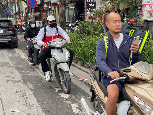 Tái diễn tình trạng xe máy “ngang nhiên” đi ngược chiều trên phố Tây Sơn