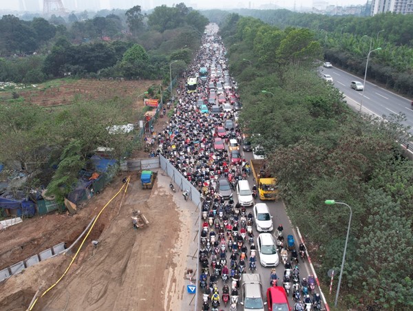 Tìm phương án "giải nhiệt" ùn tắc tại đường gom Đại lộ Thăng Long trong giờ cao điểm