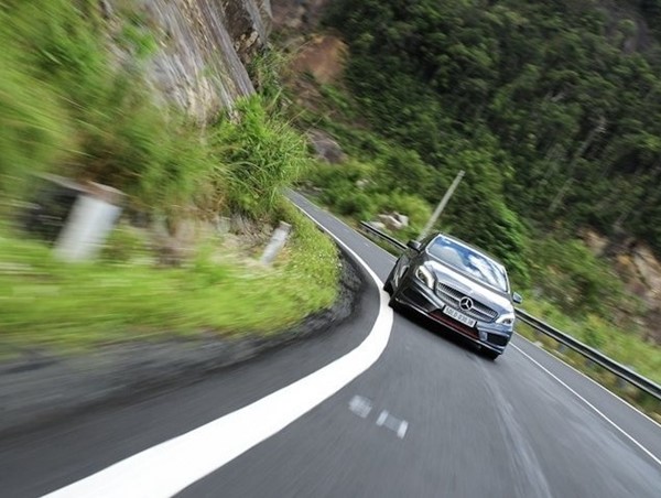 Ô tô xuống dốc nên dùng số hay dùng phanh? 