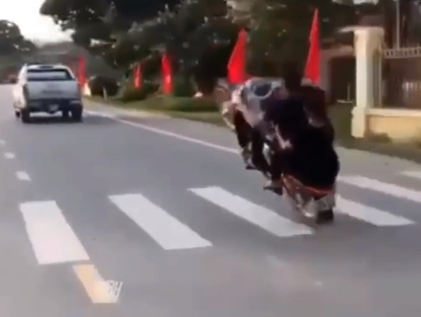 Bốc đầu xe máy bị xử phạt như thế nào?