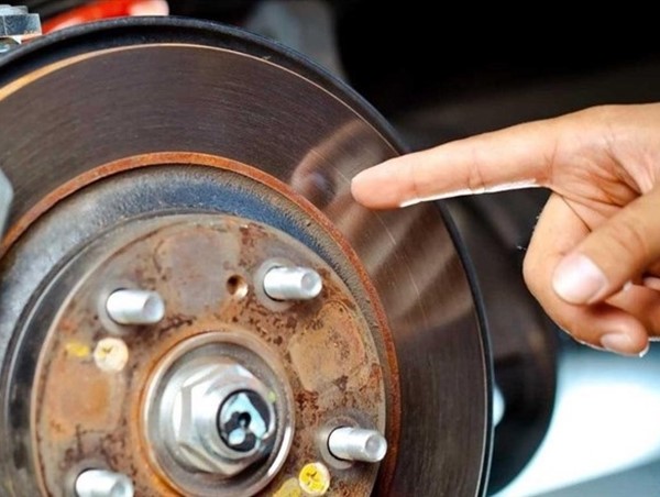 Những tác hại khôn lường khi phanh xe ô tô phát ra tiếng “ken két“