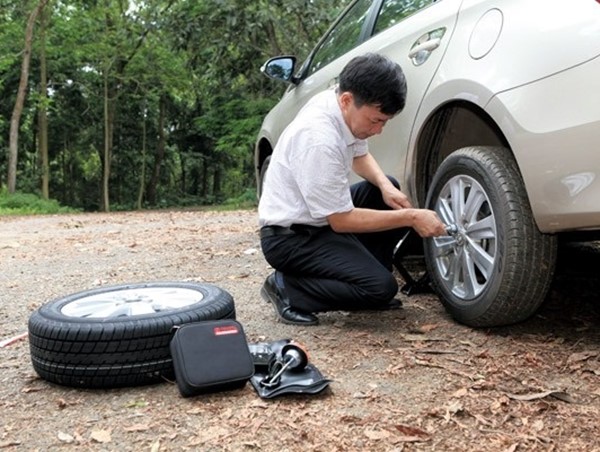 Hướng dẫn tự thay lốp ô tô trên đường