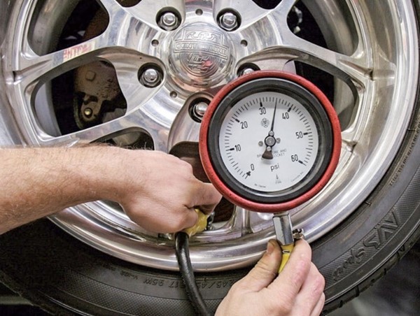 Bơm lốp ô tô sao cho đúng cách?