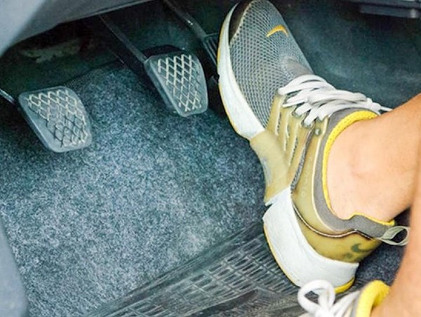 Xe ô tô bị kẹt chân ga phải xử lý như thế nào?