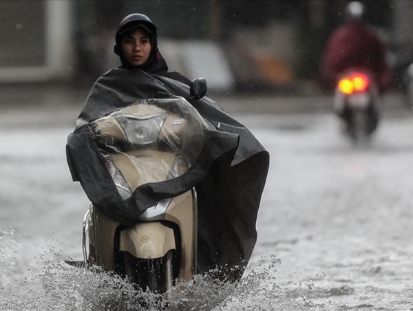 Đi xe máy trời mưa an toàn