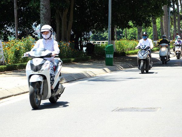 Cần lưu ý gì khi đi xe máy trong thời tiết nắng nóng?