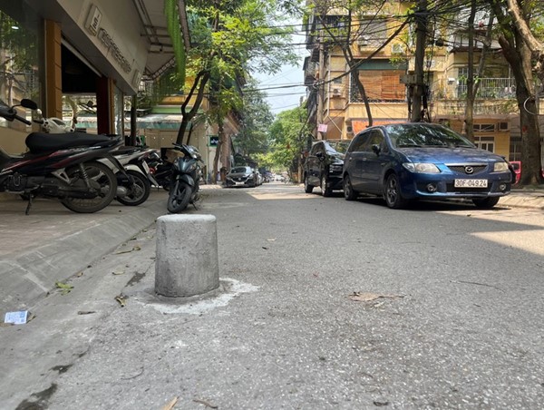 Trụ bê tông ''mọc'' giữa đường