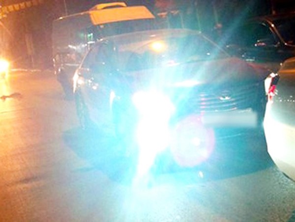 Sử dụng đèn chiếu xa khi tránh xe ngược chiều có bị xử phạt?