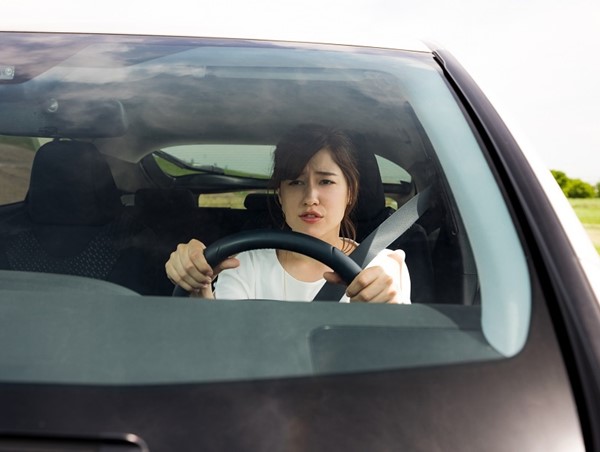 Nguyên nhân gây ảo giác ô tô “đi lùi” khi dừng đèn đỏ?