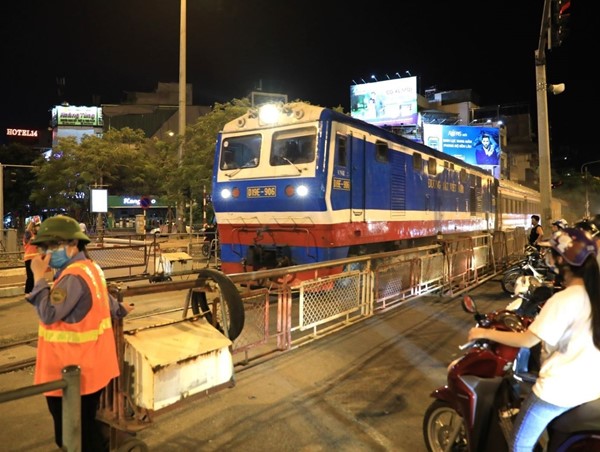 Các phương tiện phải dừng cách đường ray tàu hỏa bao nhiêu mét?